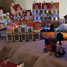 Village de Noël illuminé réalisé en maquettes en carton