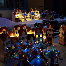 Illuminations de Noël dans le village en carton
